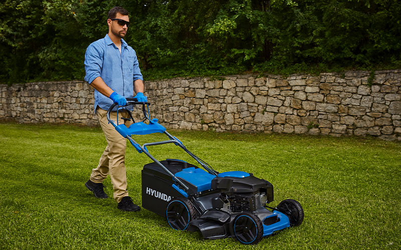 Hyundai 65870 - Professional Petrol Self-Propelled Lawn Mower 5.2 HP