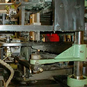 Pulizia di un macchinario per la produzione di spazzole industriali con IBL3000