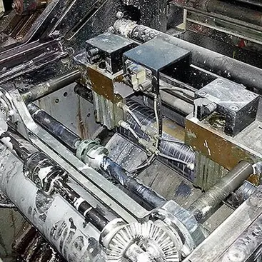 Pulizia macchinario per la stampa industriale con sabbiatrice giacchio secco IBL3000 prima