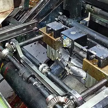 Pulizia macchinario per la stampa industriale con sabbiatrice giacchio secco IBL3000 dopo