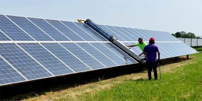 Utilizzo Spazzola per Pulizia Pannelli Solari da Terra California