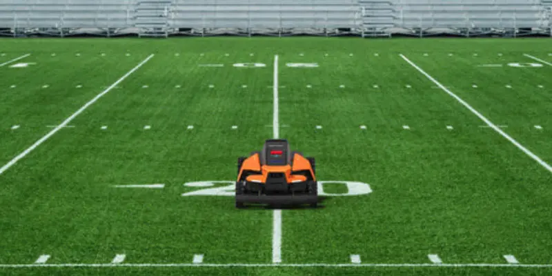 Robot rasaerba professionale senza filo perimetrale Segway Terranox per gestione aree verdi commerciali