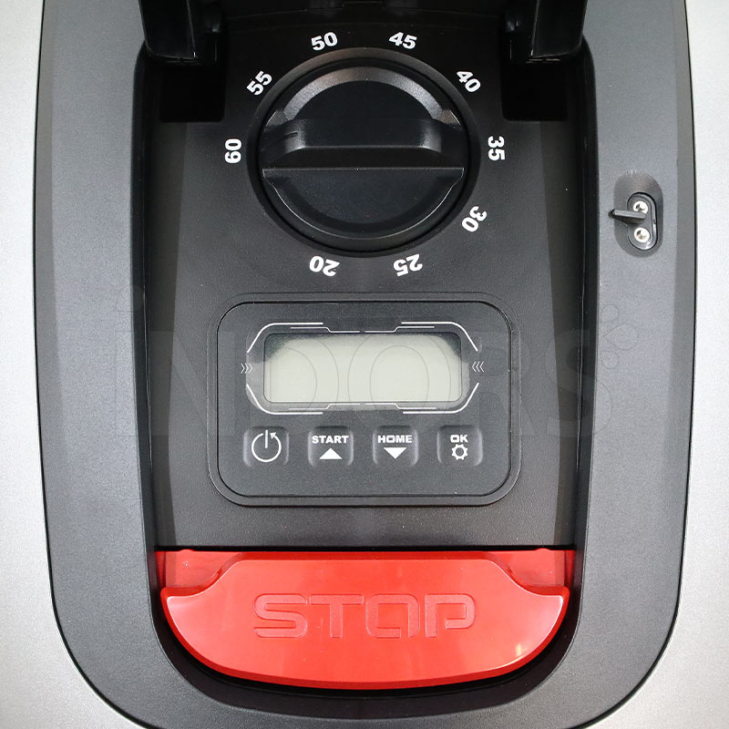 Tondeuse à gazon robotisée Sunseeker X5 Gen 2 dans le jardin